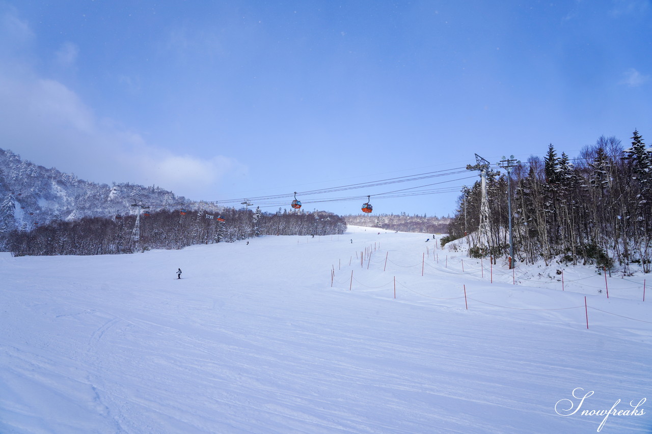 札幌国際スキー場 これぞ北海道。粉雪が降り積もったゲレンデはコンディション良好！そして、早くも全コース滑走可能です(*^^)v